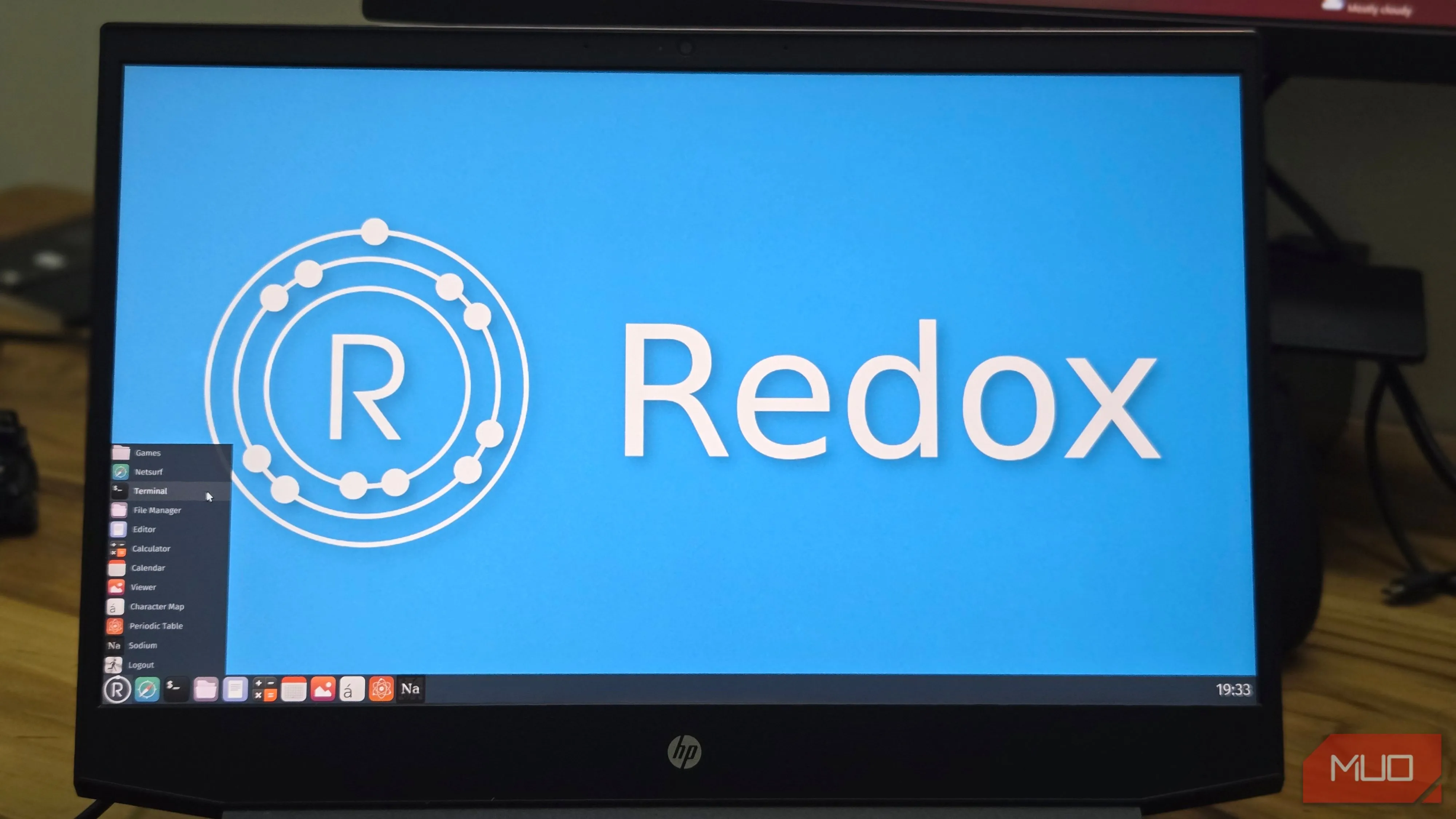 Redox OS chạy trên laptop HP, minh họa môi trường Orbital và giao diện còn nhiều chỗ phải hoàn thiện