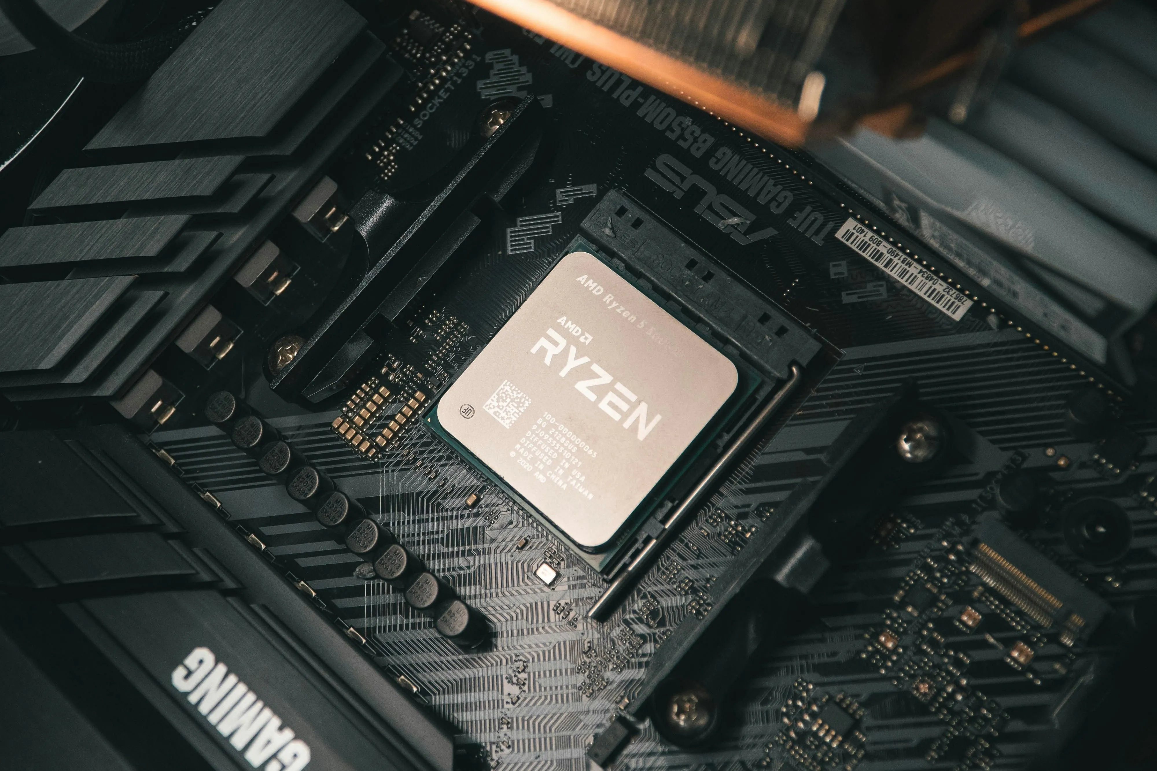 Ryzen 5 3600X lắp trên bo mạch chủ với khe cắm PCIe 4.0, minh họa tính tương thích nền tảng AM4