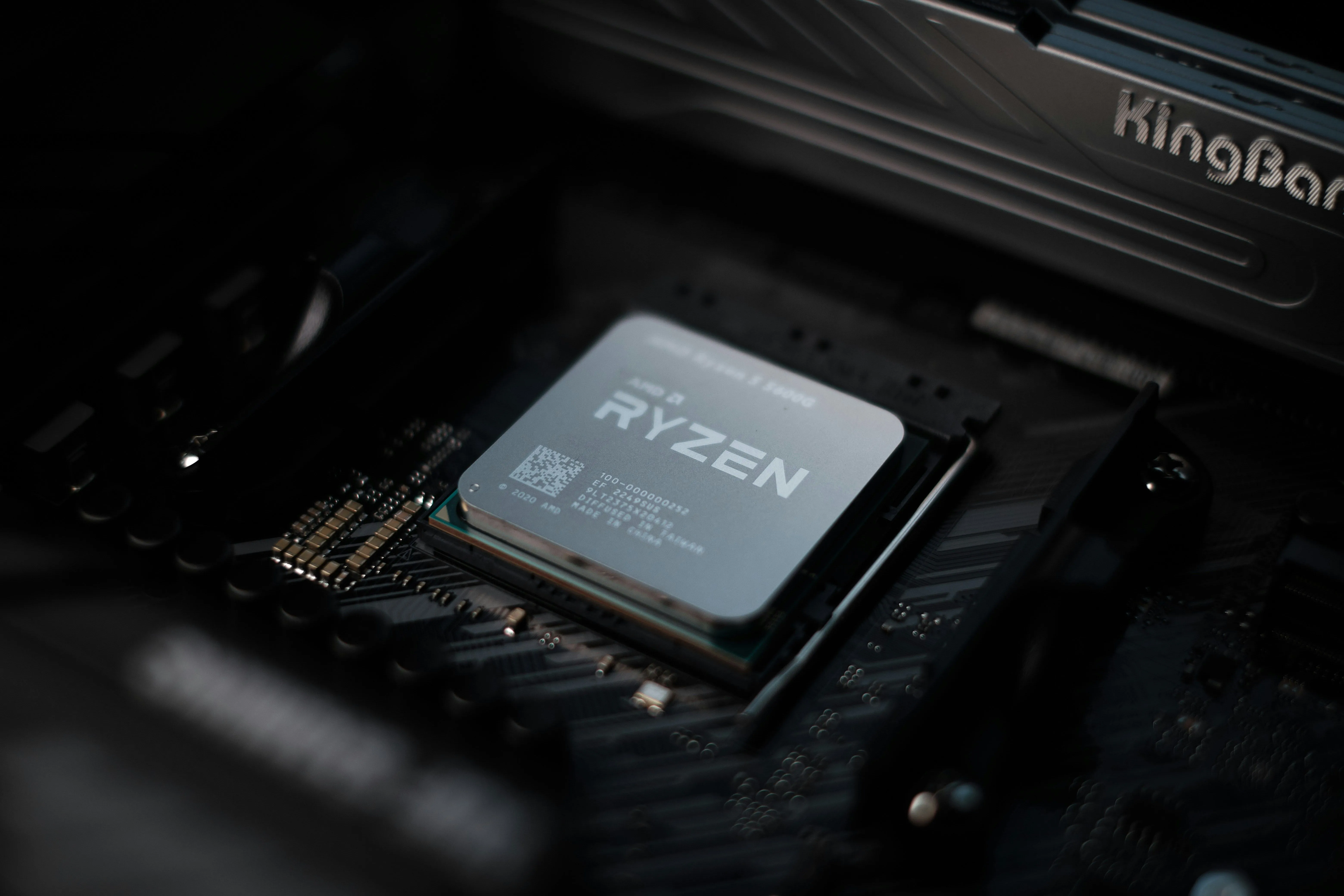 Ryzen 7 5700X lắp trên bo mạch chủ AM4, minh họa hiệu năng và tản nhiệt