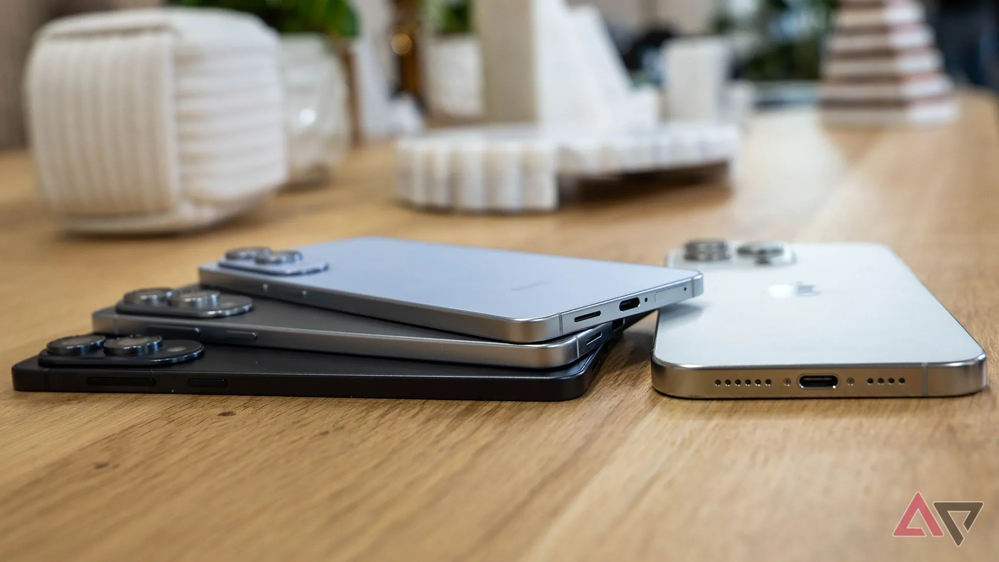 Samsung Galaxy S25 Edge chụp cận cảnh, minh họa thiết kế mỏng và bề mặt cong của dòng Edge