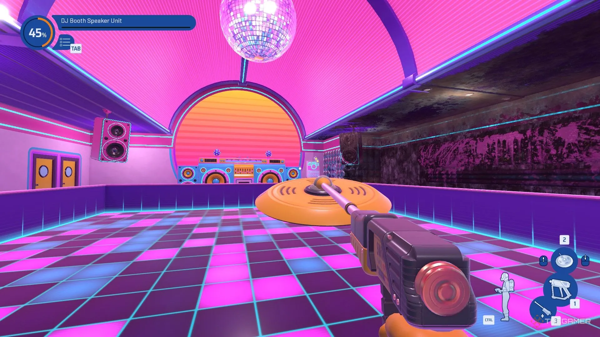 Sàn Roller Disco đã được làm sạch một phần, bức tường bên phải vẫn còn vết bẩn trong PowerWash Simulator 2.