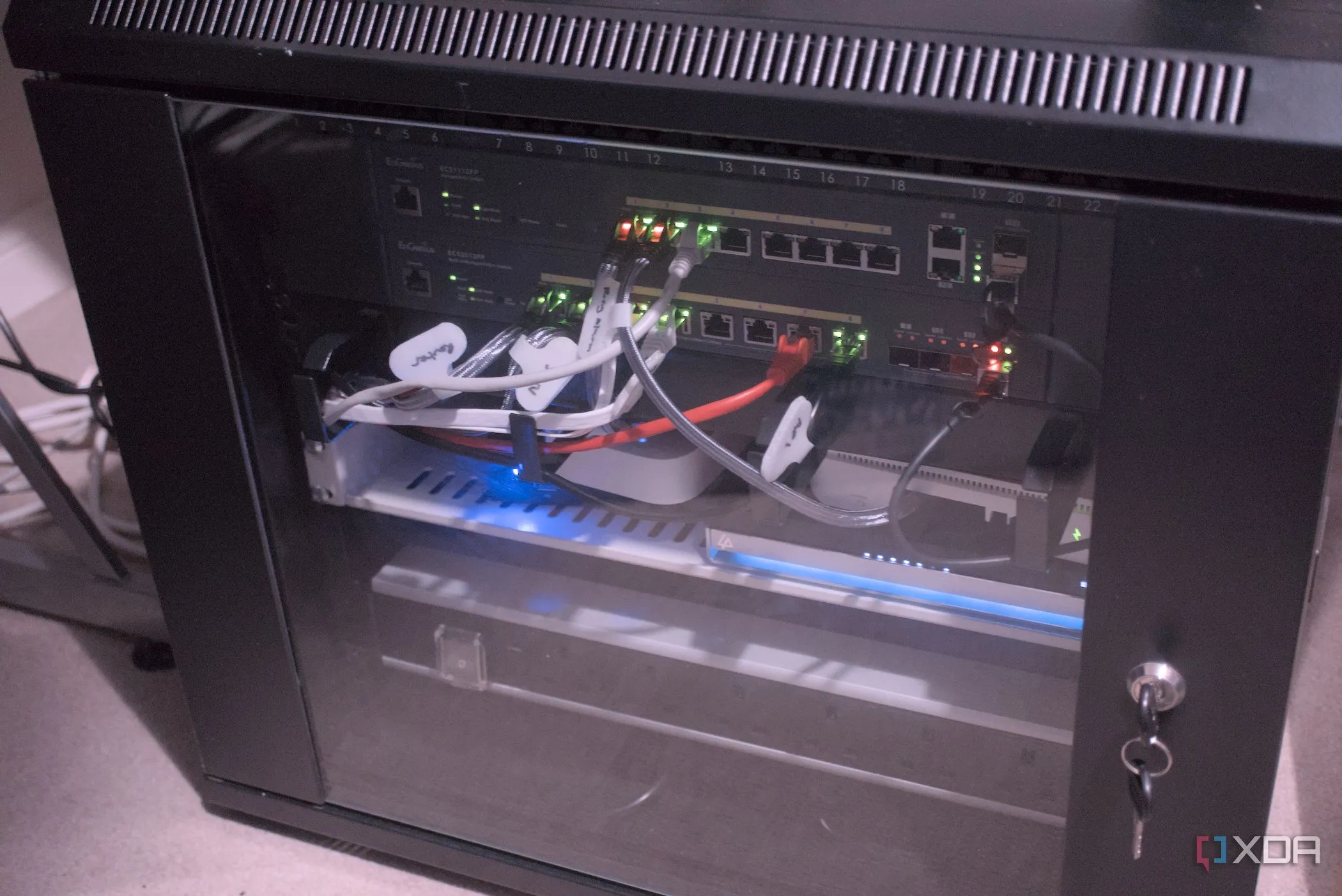 Tủ mạng với thiết bị kết nối, minh họa quản lý nhiều thiết bị trong home lab