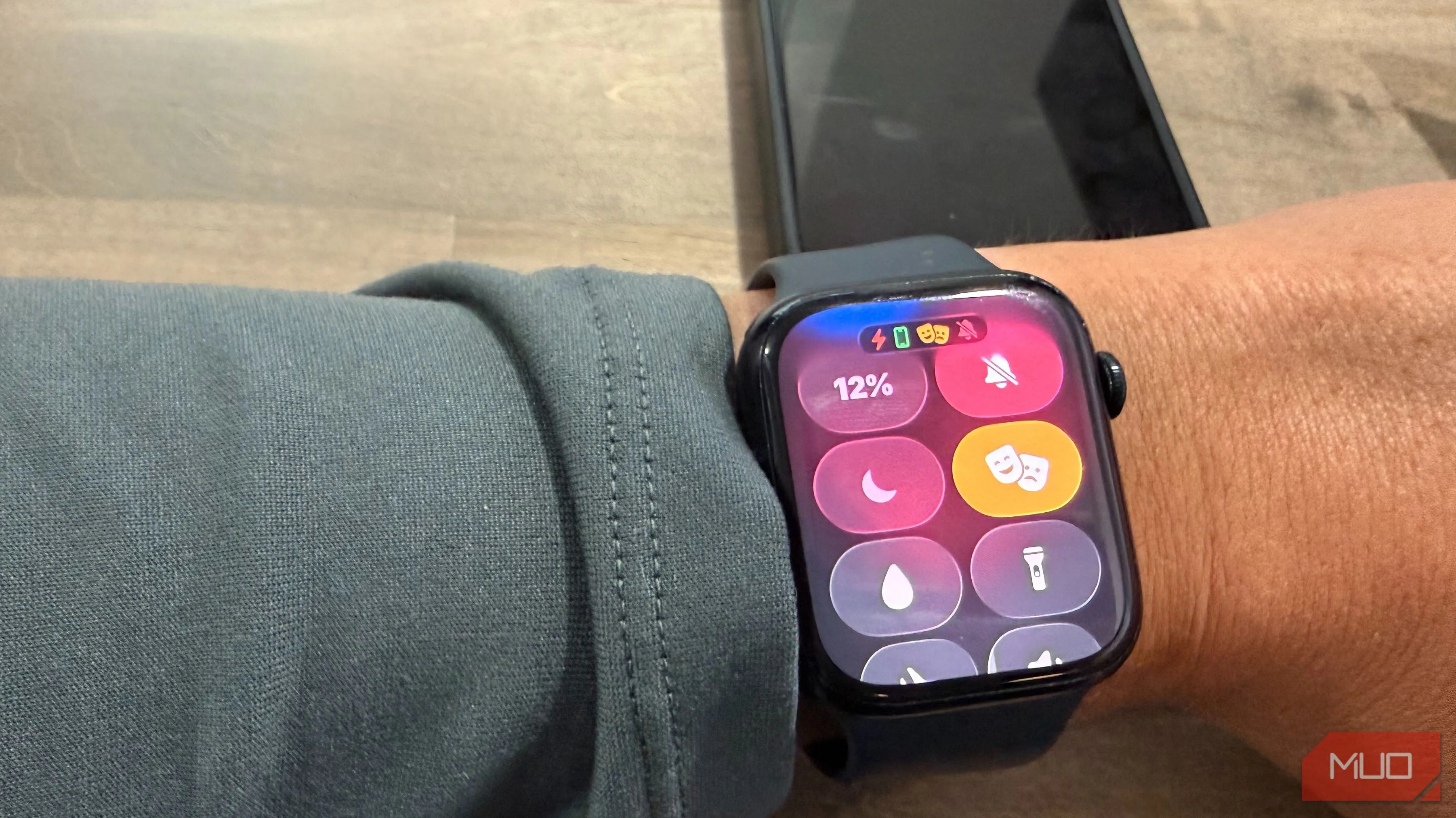 Tùy chọn Theater Mode trên Control Center Apple Watch, ngăn màn hình tự sáng và im lặng âm thanh