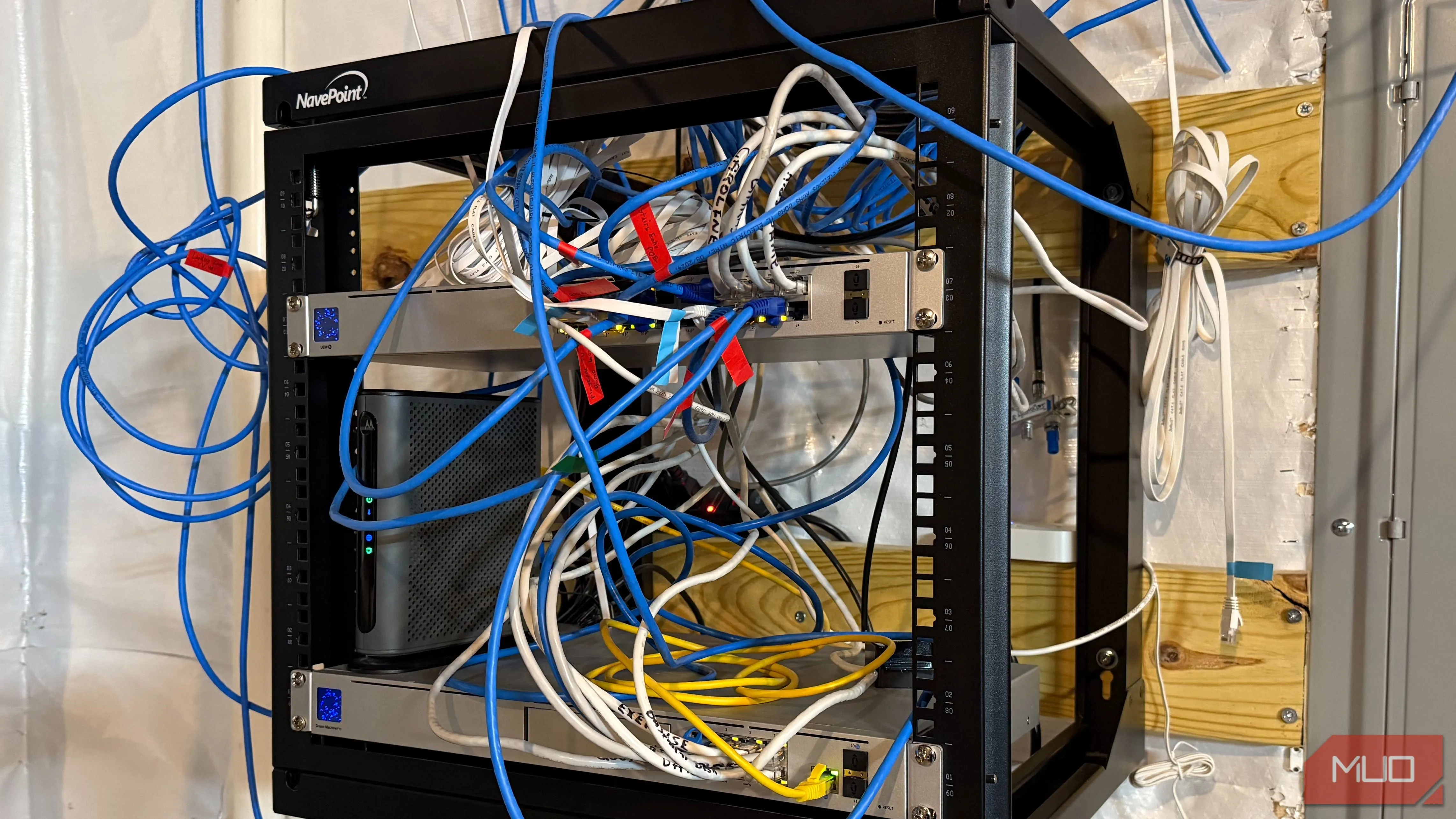 Ubiquiti router đặt ở tầng hầm, hệ thống mạng dây Cat6 cho nhà chơi game