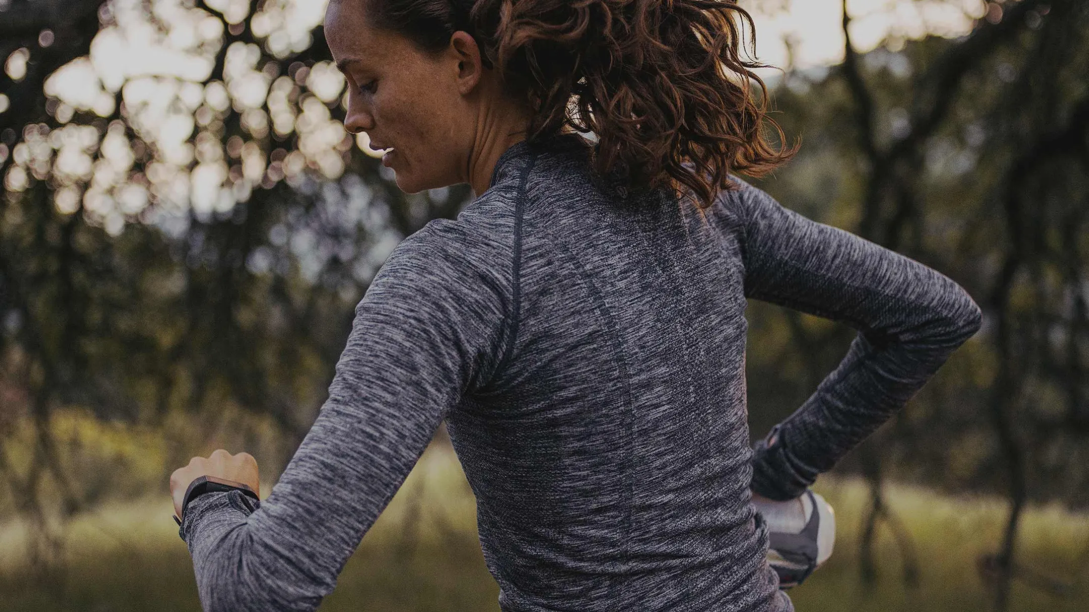 Vận động viên chạy nhìn đồng hồ Garmin hiển thị dữ liệu Strava