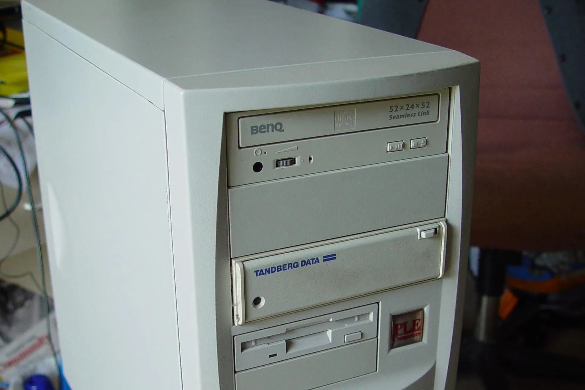 Vỏ máy tính mid-tower cổ điển trắng, biểu tượng cho thế hệ case cũ