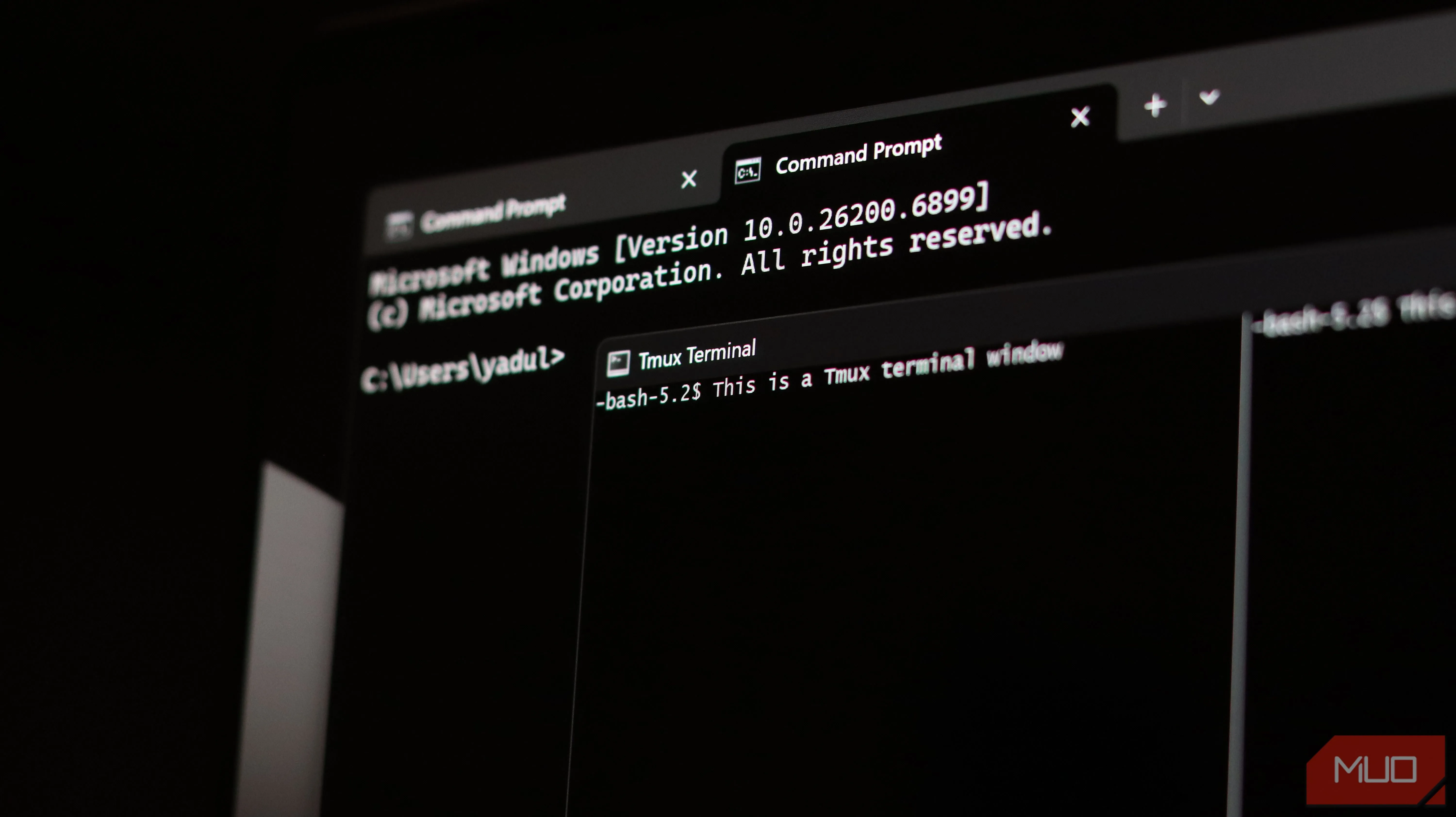 Windows Terminal và itmux mở trên Windows 11, minh họa sự khác biệt về giao diện và chức năng.